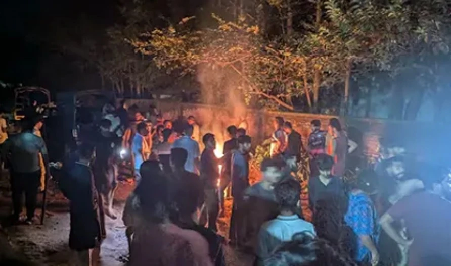 চট্টগ্রাম বিশ্ববিদ্যালয় এলাকায় শিক্ষার্থীদের সঙ্গে স্থানীয়দের সংঘর্ষ, আহত ৩০